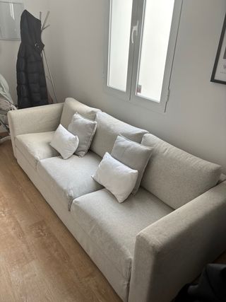 sofá de 3 plazas gris con cojines