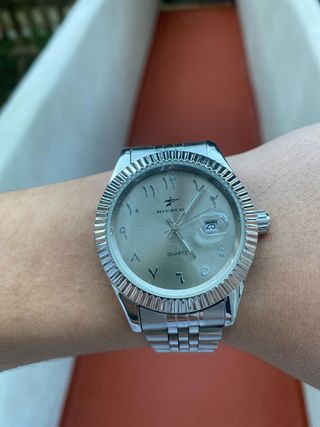 Reloj de hombre con números árabes.