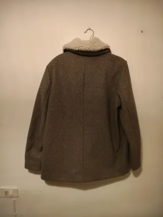 Abrigo marrón con cuello de borrego