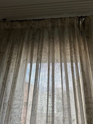 Cortinas de tela beige y gris