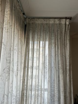 Cortinas de tela beige y gris