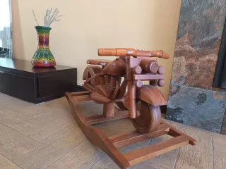 Moto de madera balancín