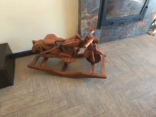 Moto de madera balancín