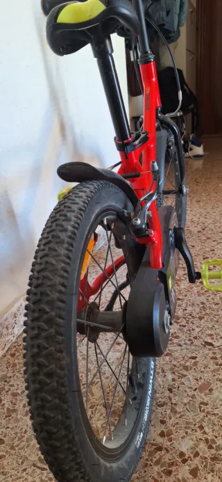 Bicicleta infantil roja con ruedines