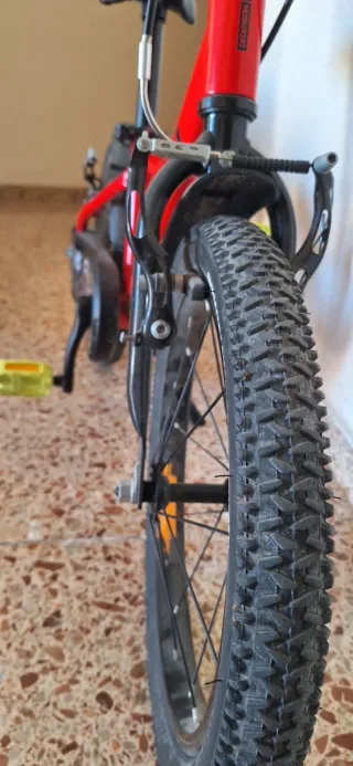 Bicicleta infantil roja con ruedines