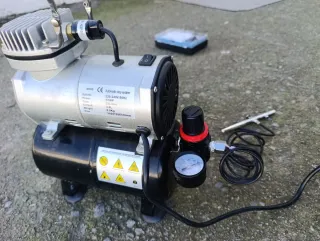 Compresor aerógrafo plateado y negro