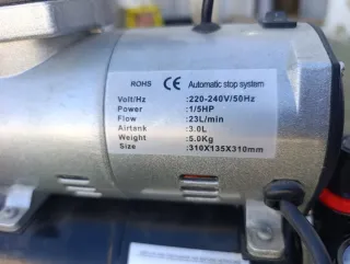 Compresor aerógrafo plateado y negro