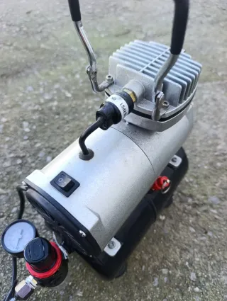 Compresor aerógrafo plateado y negro