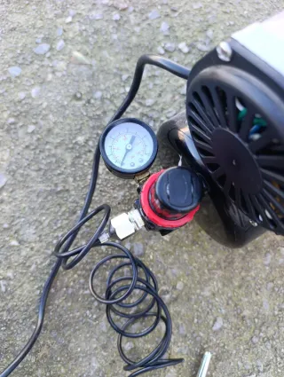 Compresor aerógrafo plateado y negro