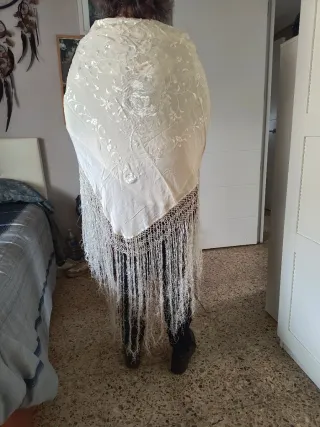 Manton blanco bordado floral