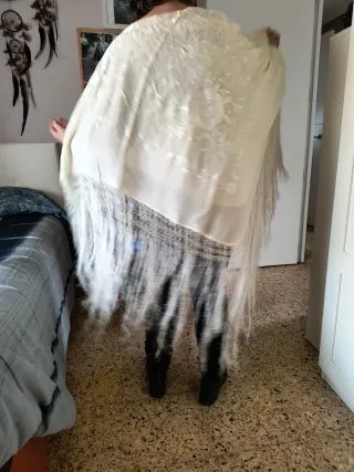 Manton blanco bordado floral