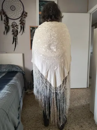 Manton blanco bordado floral