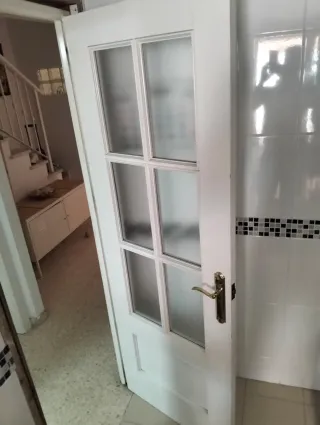 Puerta blanca con cristal