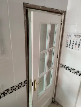 Puerta blanca con cristal