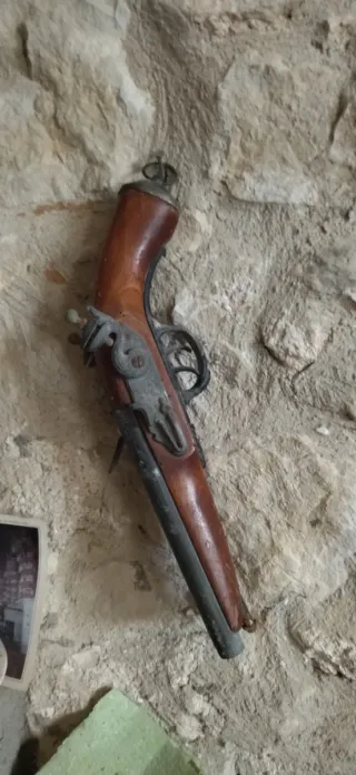 Pistola antigua decorativa