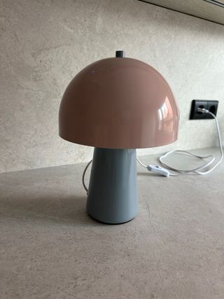 Lámpara de mesa metal gris y rosa