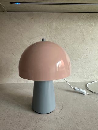 Lámpara de mesa metal gris y rosa