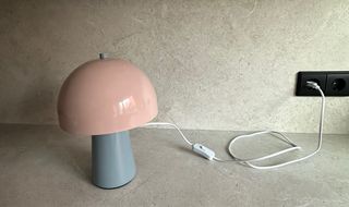 Lámpara de mesa metal gris y rosa