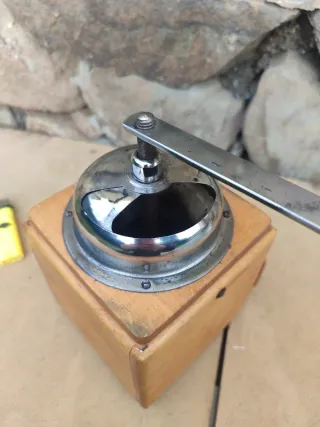 Molinillo de café antiguo de madera