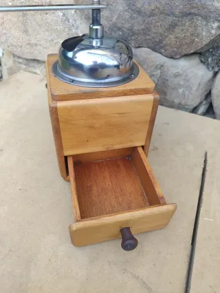 Molinillo de café antiguo de madera