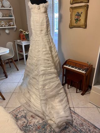Abito da sposa bianco con balze e lunga coda