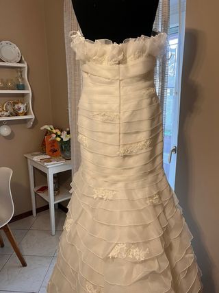 Abito da sposa bianco con balze e lunga coda