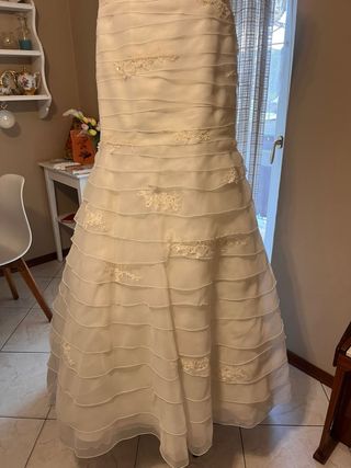 Abito da sposa bianco con balze e lunga coda
