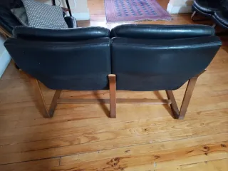 Sofá 2 plazas cuero negro y madera