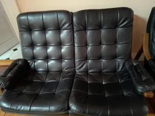 Sofá 2 plazas cuero negro y madera