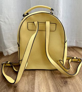 Mochila efecto piel Stradivarius amarilla