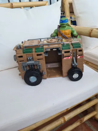 Camión Tortugas Ninja + Figura 25 cm.