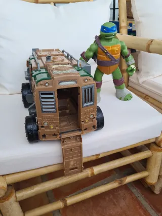 Camión Tortugas Ninja + Figura 25 cm.