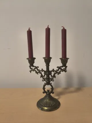 Candelabro de metal con 3 velas