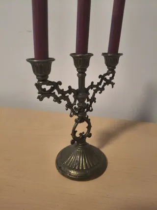 Candelabro de metal con 3 velas