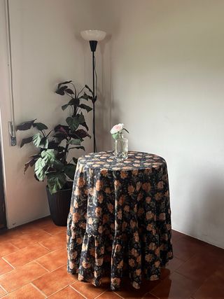 Toalha de mesa floral com folho