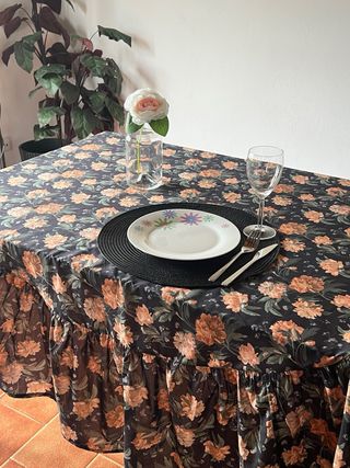 Toalha de mesa floral com folho