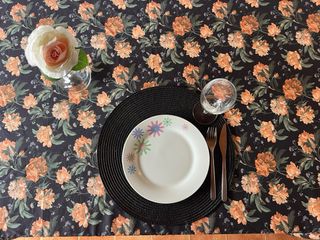 Toalha de mesa floral com folho