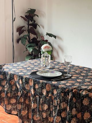 Toalha de mesa floral com folho