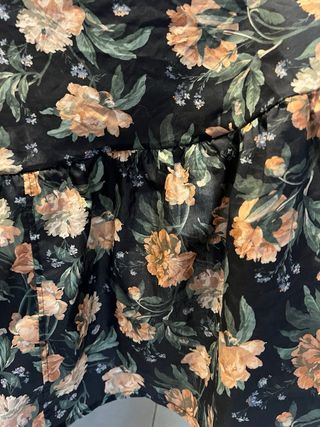 Toalha de mesa floral com folho