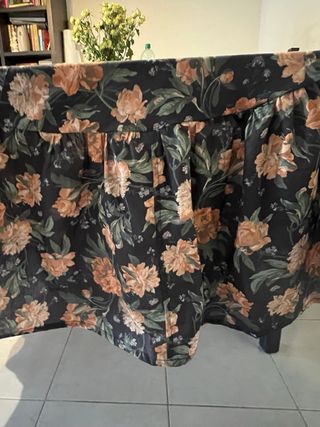 Toalha de mesa floral com folho