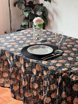 Toalha de mesa floral com folho