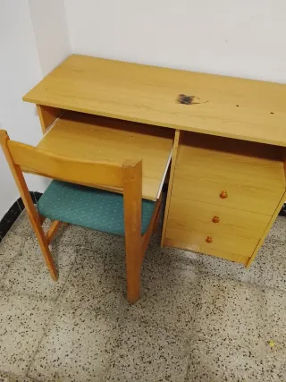 Escritorio y silla de madera