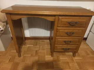 Escritorio y silla de castaño