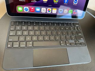 iPad Air 7ª Gen 128GB Plata + Lápiz + Teclado