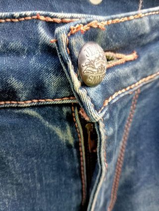 Pantalón vaquero bordado y desgastado