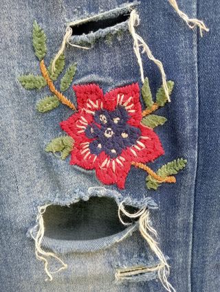 Pantalón vaquero bordado y desgastado