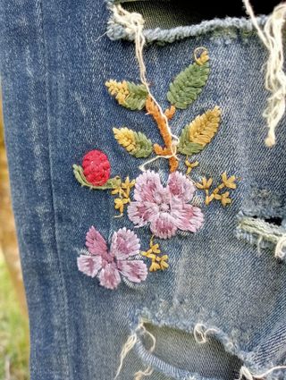 Pantalón vaquero bordado y desgastado