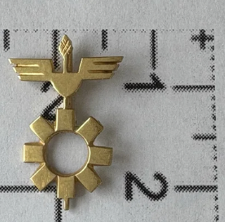 Medalla de oro con águila y engranaje