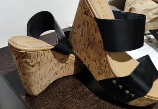 Sandalias de cuña con diseño moderno y cómodo.