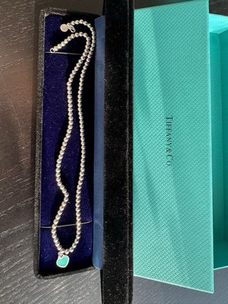 Tiffany & Co. collar de cuentas corazón azul